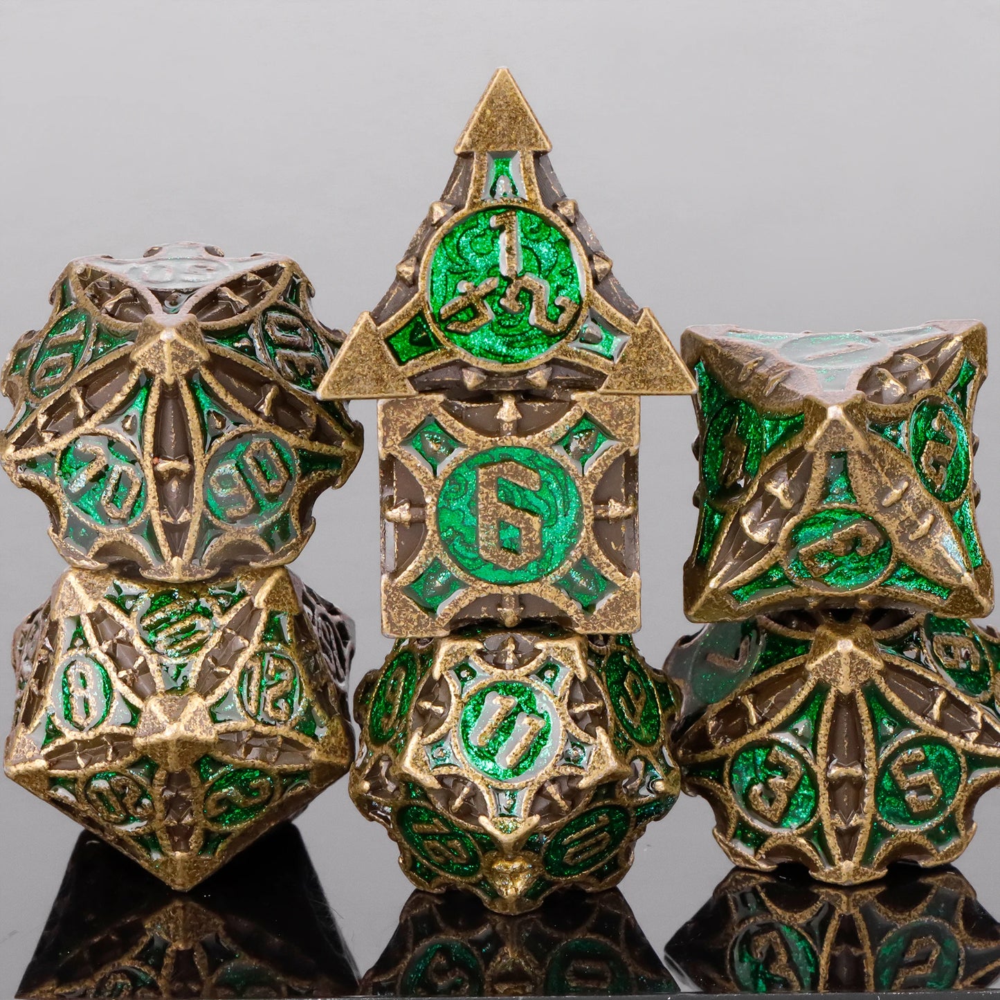 Set di 7 dadi poliedrici in metallo della collezione mista Otaku Family Store, perfetti per giochi di ruolo D&D