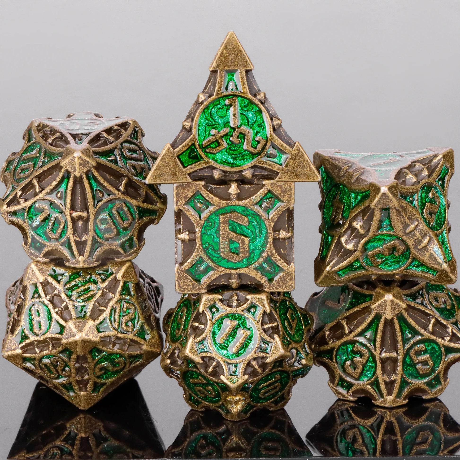 Set di 7 dadi poliedrici in metallo della collezione mista Otaku Family Store, perfetti per giochi di ruolo D&D