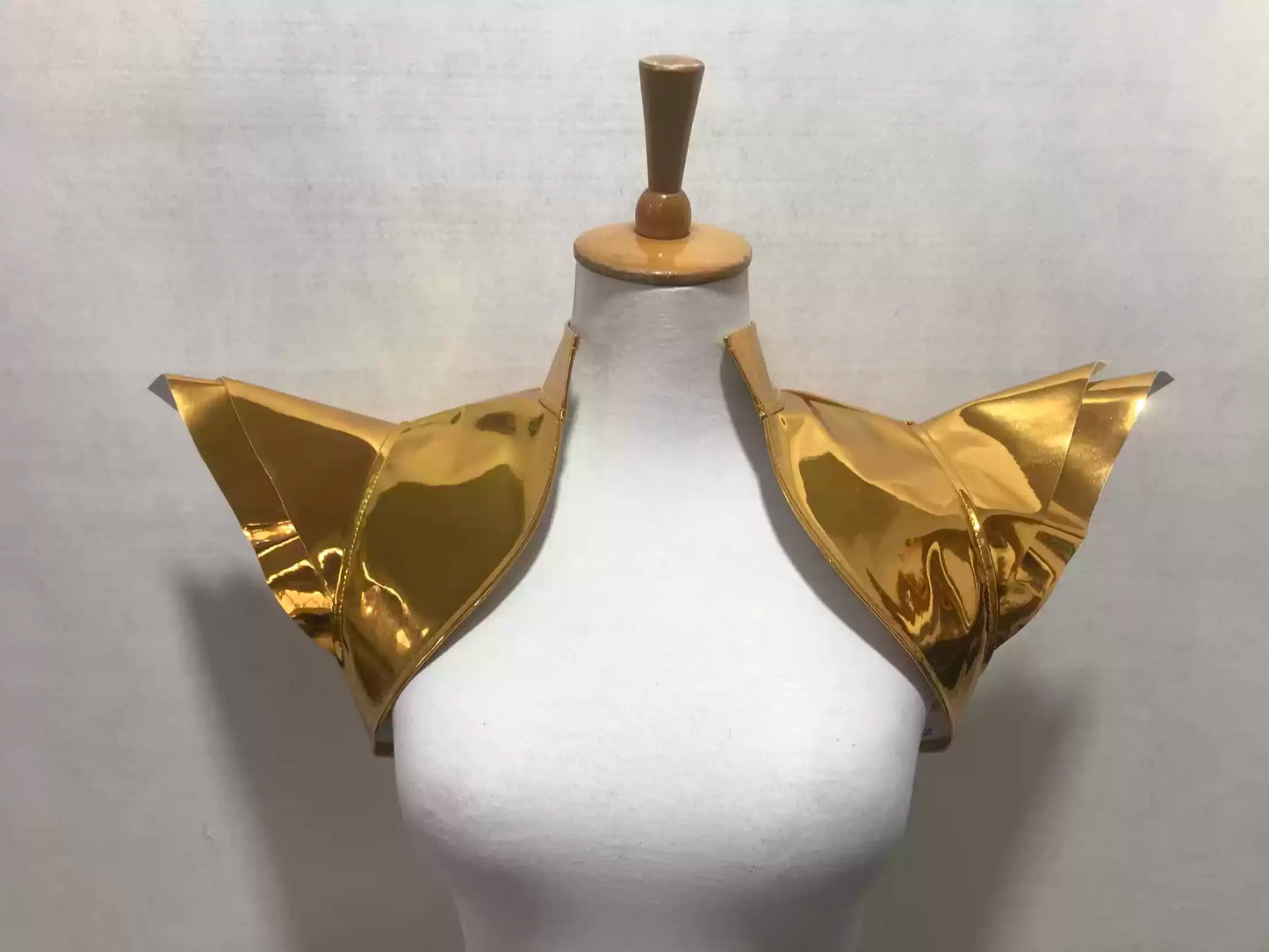 Mini gonna in pelle oro e argento con laser, costume cosplay Otaku Family Store, perfetta per danza e cosplay, dettagli lucidi e moderni