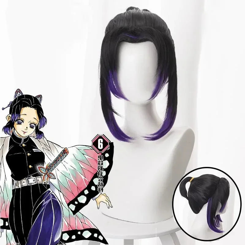 Costume cosplay Demon Slayer Kochou Shinobu con parrucca e dettagli del uniforme di Kimetsu no Yaiba, stile anime e accessori.
