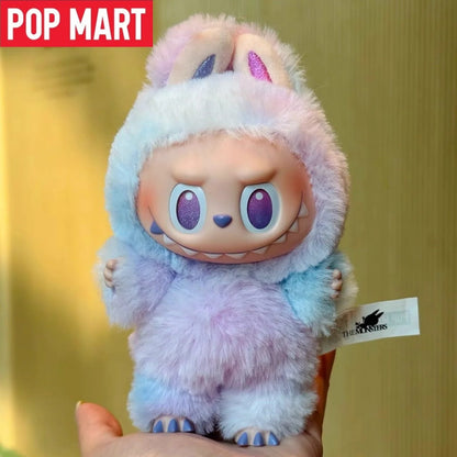 Bambola di peluche Labubu 3.0 Big into Energy di Pop Mart, morbida e decorativa, con design colorato e dettagli realistici.