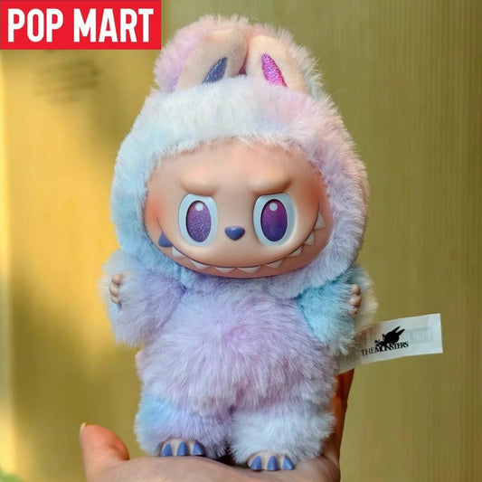 Bambola di peluche Labubu 3.0 Big into Energy di Pop Mart, morbida e decorativa, con design colorato e dettagli realistici.
