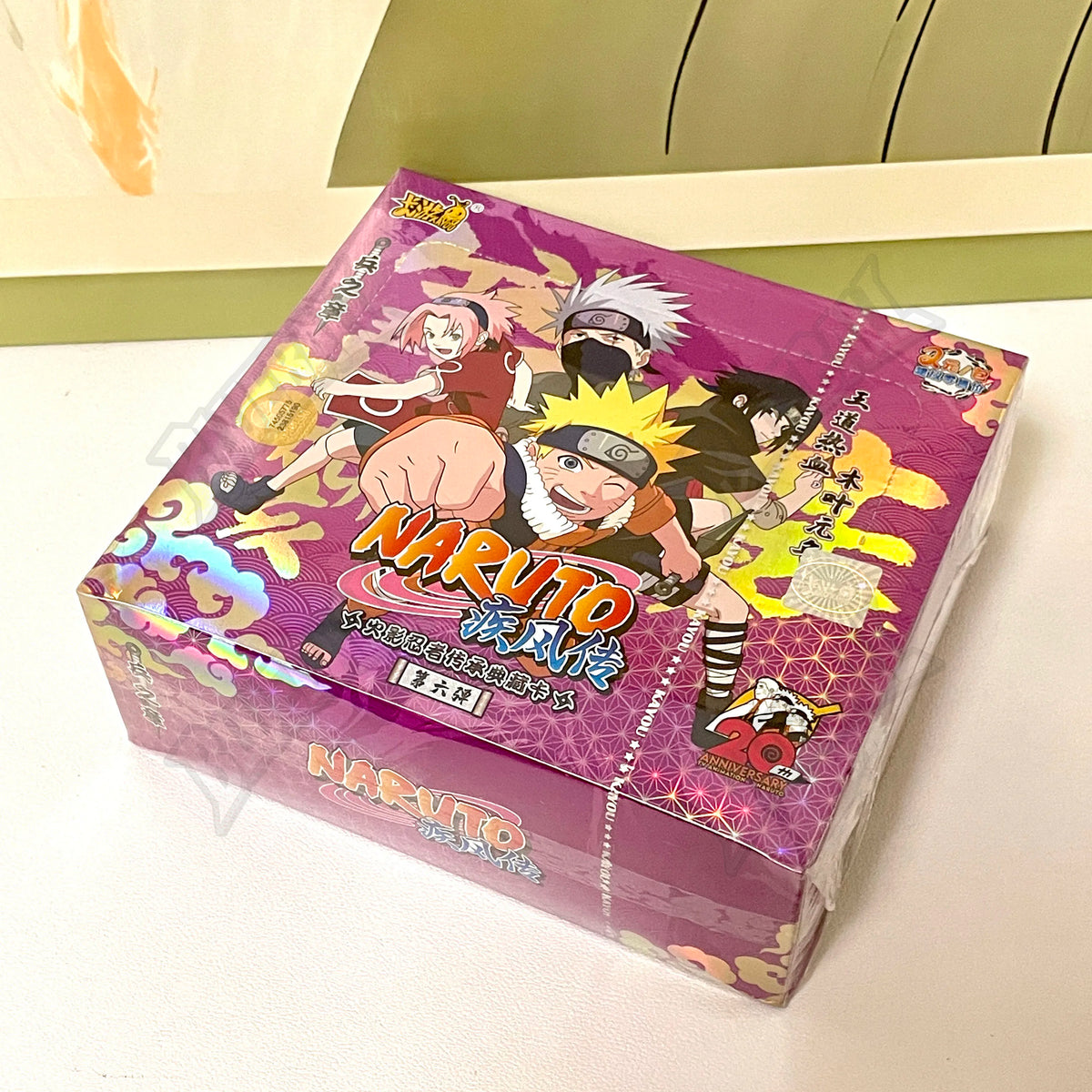 Carte da gioco Naruto TCG KAYOU Chapter of the Ninja, box con carte rare e aperta, immagini di carte colorate sullo sfondo.