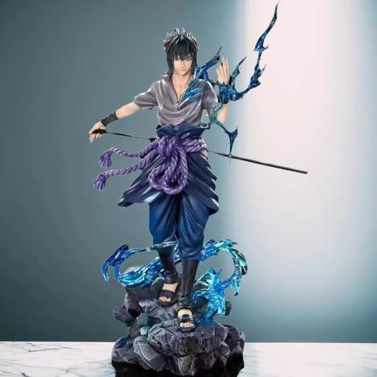 Figura d'azione Naruto contro Sasuke in posizione di combattimento, dettagliata e colorata, perfetta per collezionisti di otaku.