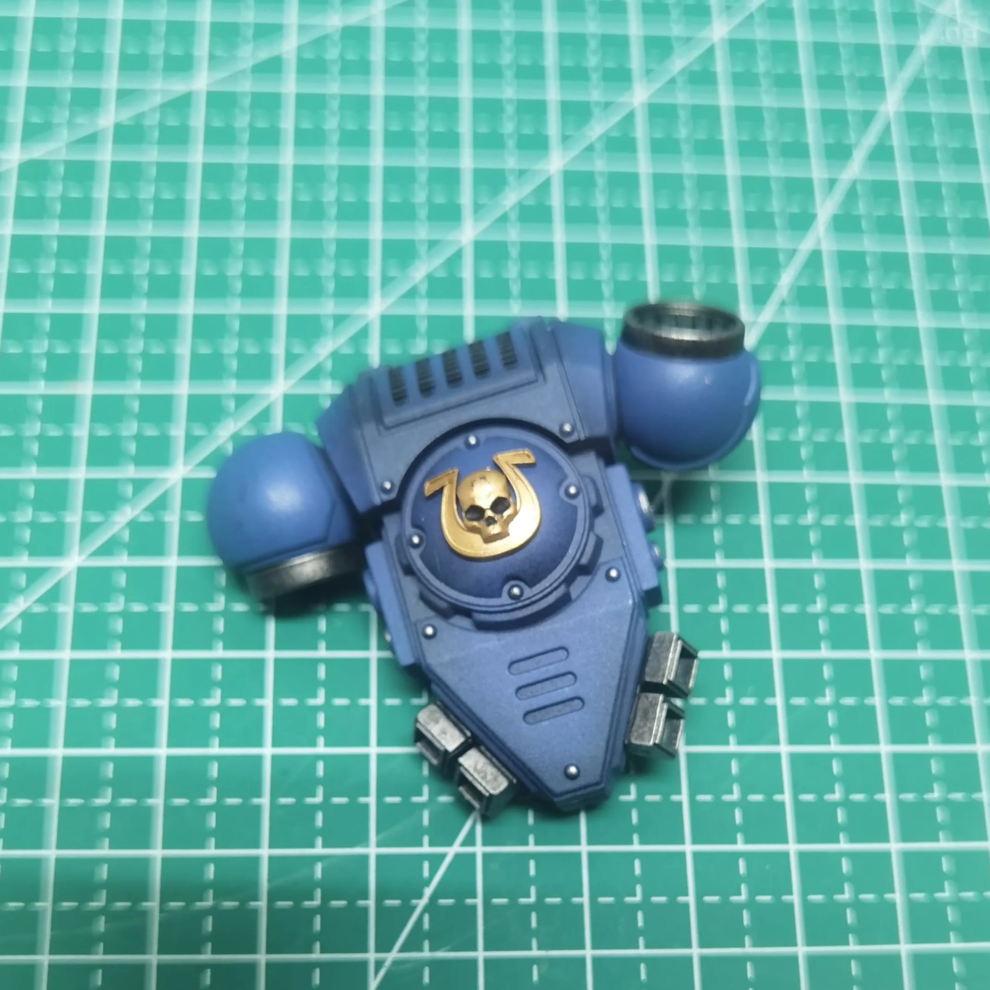 Action figure Ultramarines Titus in divisa da 3,75 pollici con allori di vittoria, modello Warhammer 40K, di Otaku Family Store online.