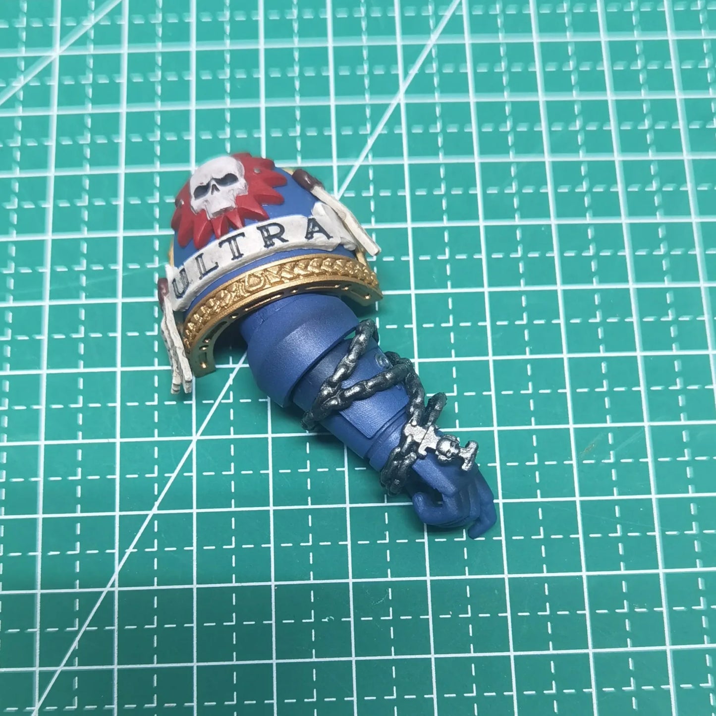 Figura d'azione Warhammer 40K Ultramarines Titus con lauree di vittoria, alta 3,75 pollici, in stile dettagliato e dinamico.
