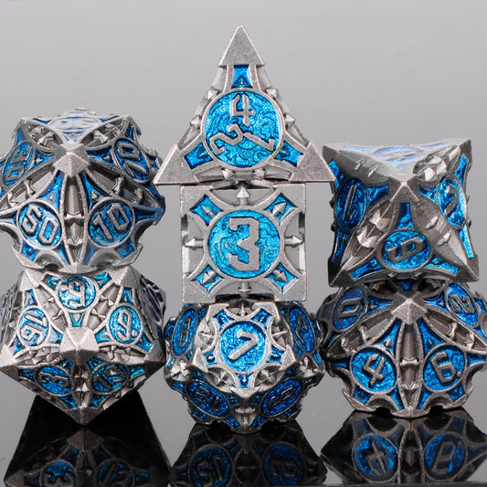 Set di 7 dadi poliedrici in metallo per giochi di ruolo D&D, parte della collezione mista Otaku Family Store Online.