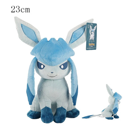 Peluche di Eevee e evoluzioni Pokémon, tra cui Umbreon, Vaporeon, Flareon, Espeon, Leafeon e Jolteon, in morbido tessuto.