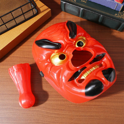 Maschera tradizionale giapponese in plastica, maschera da samurai rosso Tengu per cosplay e feste, dettaglio visibile.
