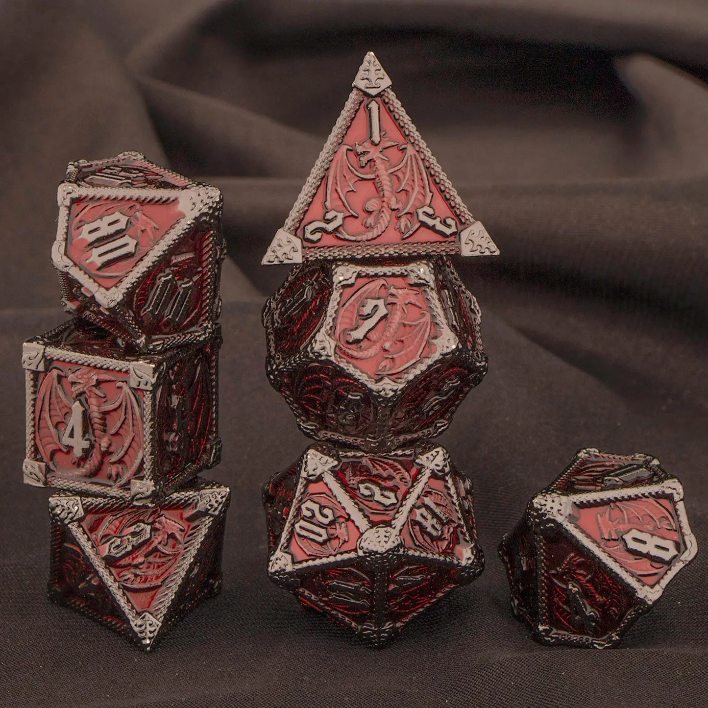 Set di 7 dadi poliedrici in metallo per giochi di ruolo come Dungeons & Dragons, con numeri incisi su ogni dado.