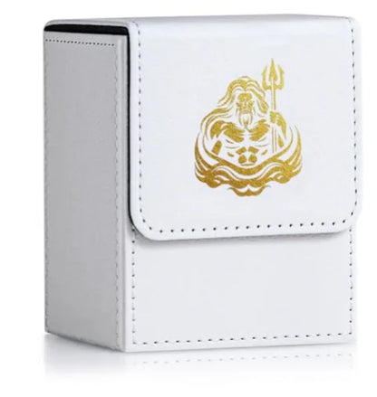 Scatola porta mazzo in pelle PU per carte da gioco TCG, capienza oltre 100 carte singolarmente protette, design compatto.