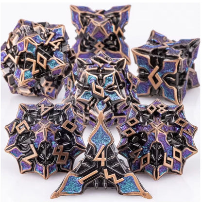 Set di 7 dadi poliedrici in metallo della collezione mista di Otaku Family Store, perfetti per giochi di ruolo D&D.