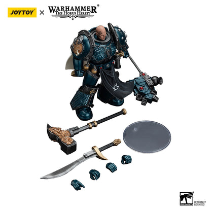 Miniatura Warhammer 40K Alpha Legion Praetor Armillus Dynat con spada energetica, figura dettagliata in posa.
