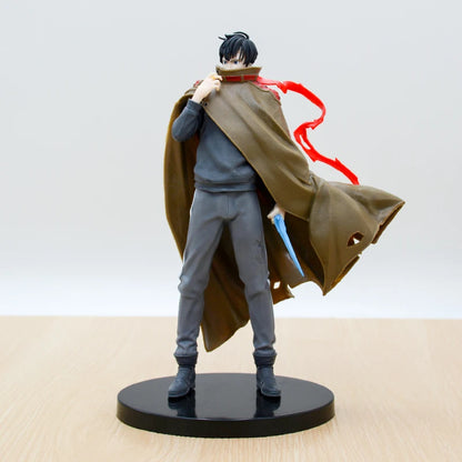 Action figure Commander Igris, il Cavaliere delle Ombre di Sung Jin-Woo, in posa con armature nere e dettagli curati.