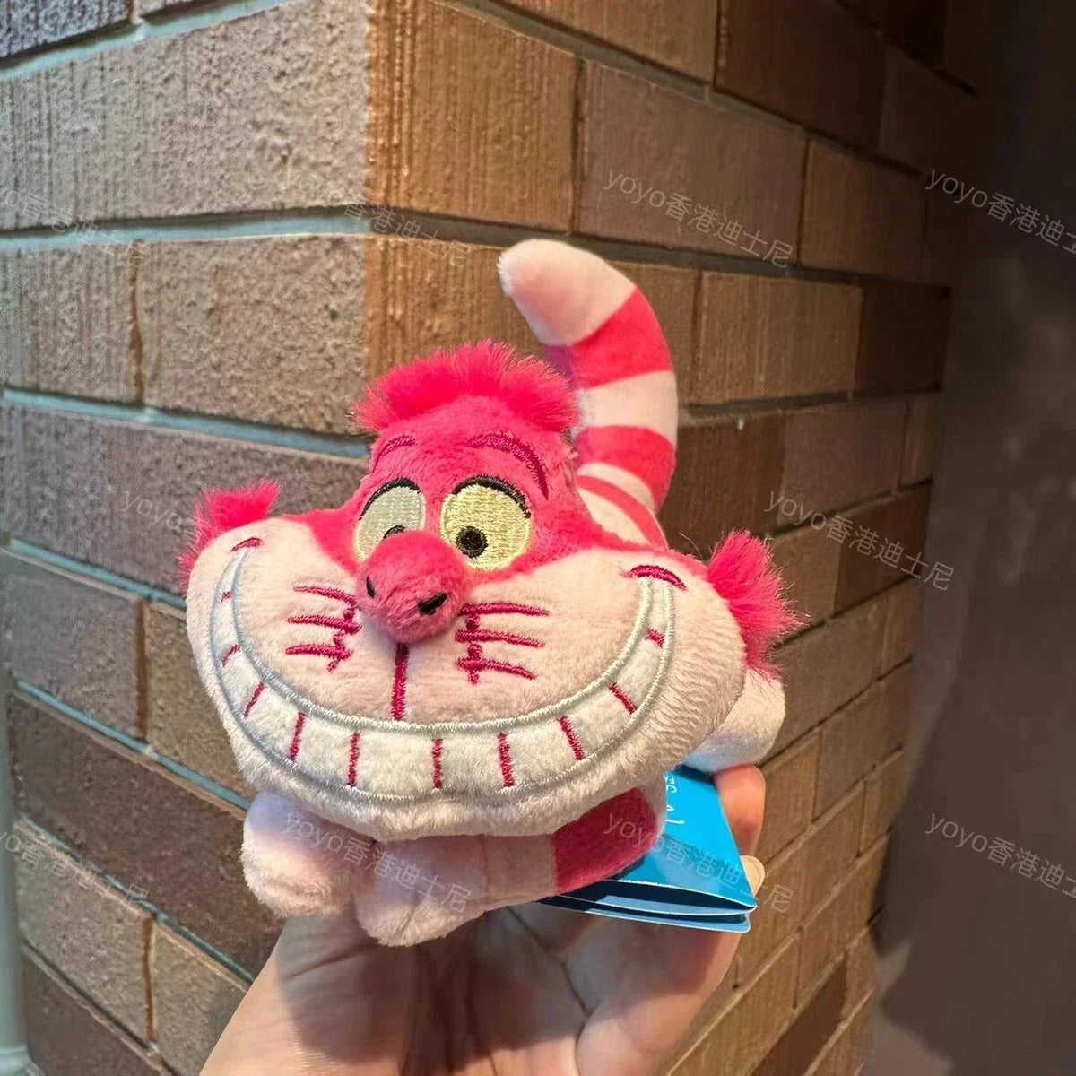 Peluche di gatto Cheshire di Disney, morbido e magnetico, ideale come plush toy ispirato ad Alice nel Paese delle Meraviglie.