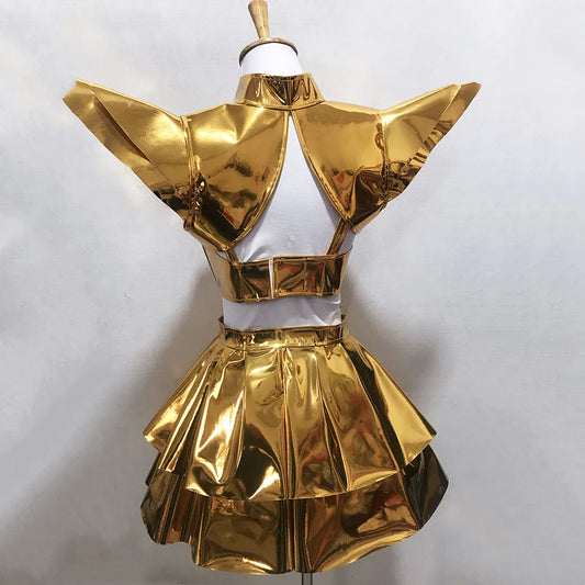 Mini gonna in pelle laser dorata e argento per cosplay, outfit da ballo, stile futuristico, con dettagli lucidi e aderenti.