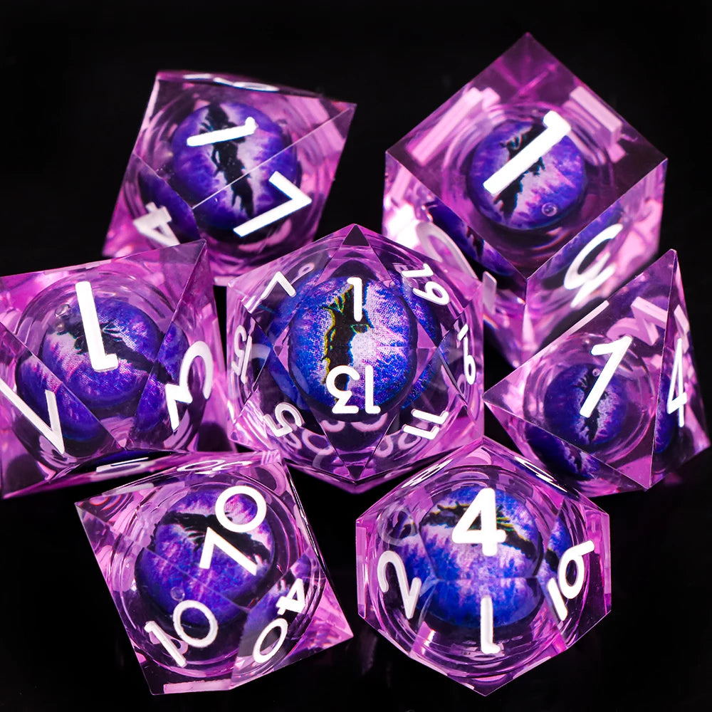 Set di dadi Dragon Eye con bordi affilati e nucleo liquido, perfetti per giochi di ruolo come D&D e Pathfinder, marca Otaku Family Store.