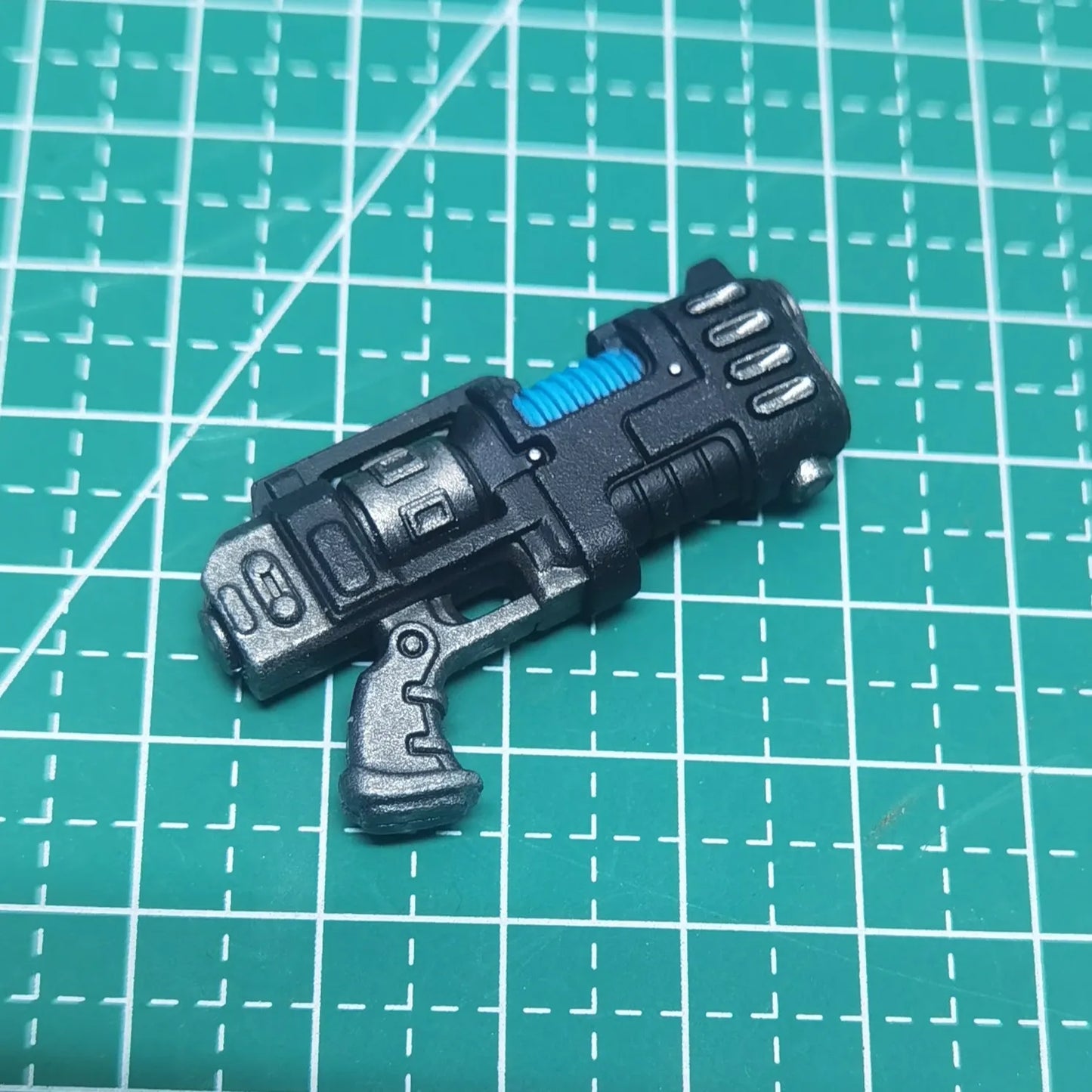 Action figure Warhammer Ultramarines Metaurus con ascia, scudo da tempesta e pistola a plasma, dettaglio realistico e dinamico.
