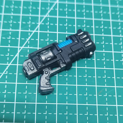 Action figure Warhammer Ultramarines Metaurus con ascia, scudo da tempesta e pistola a plasma, dettaglio realistico e dinamico.