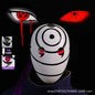 Maschera cosplay Uchiha Obito Sharingan Akatsuki Naruto, maschera in tessuto rossa con simboli neri e dettagli realistici.