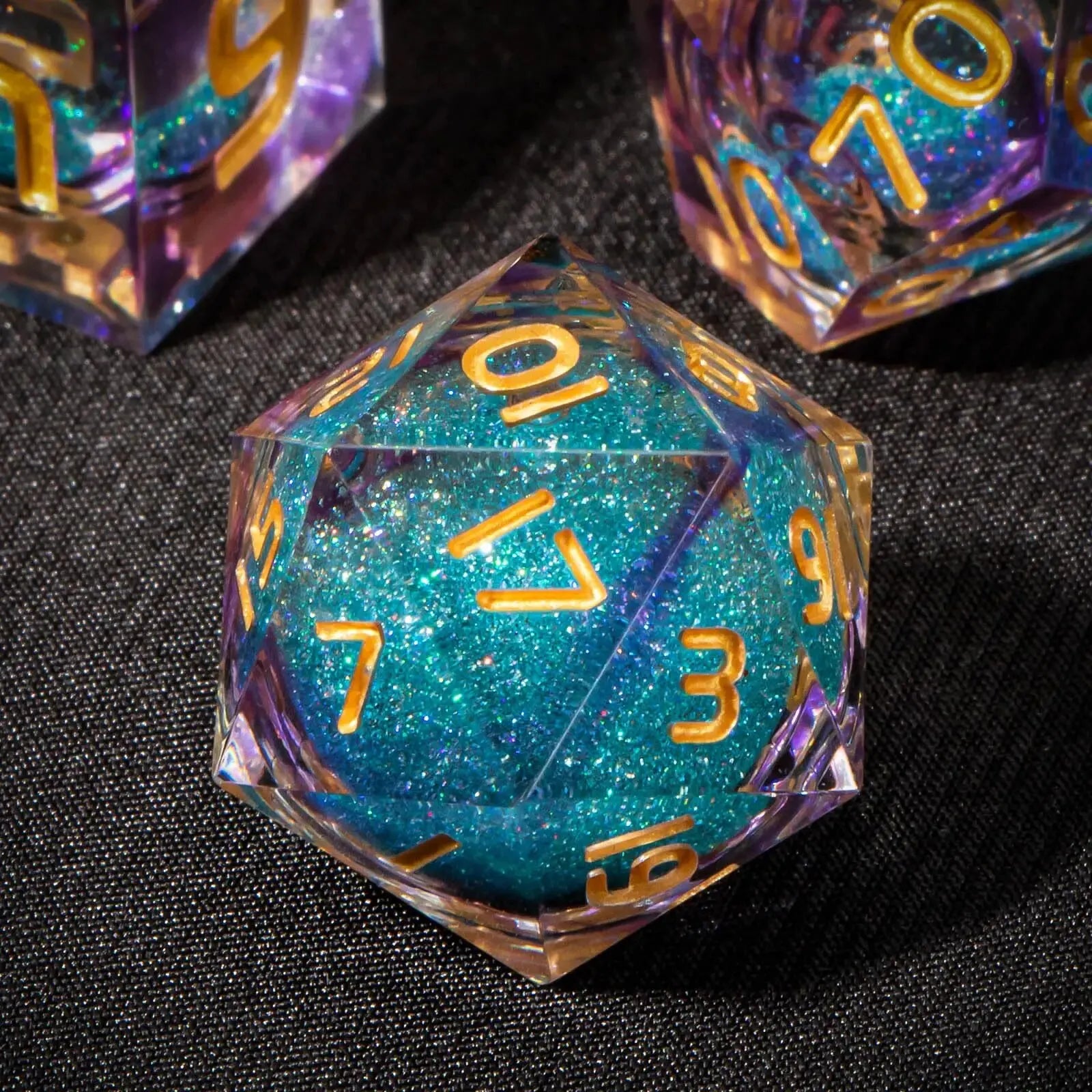 Set di dadi in resina liquida con bordi affilati, parte della collezione RPG Otaku Family Store Online, gadget per giochi di ruolo.