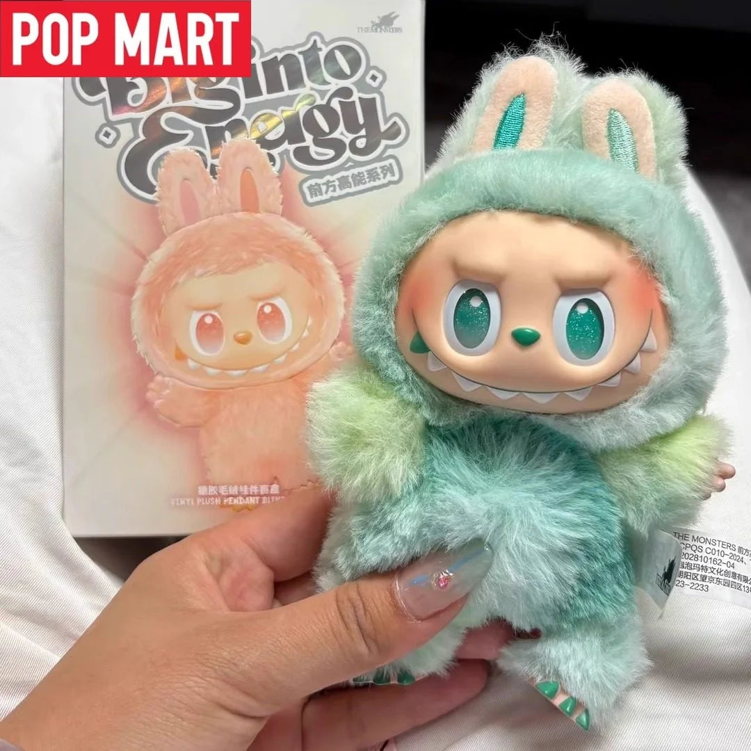 Pupazzo di peluche Labubu 3.0 Big into Energy di Pop Mart, morbido e decorativo, con dettagli colorati e grande dimensione.