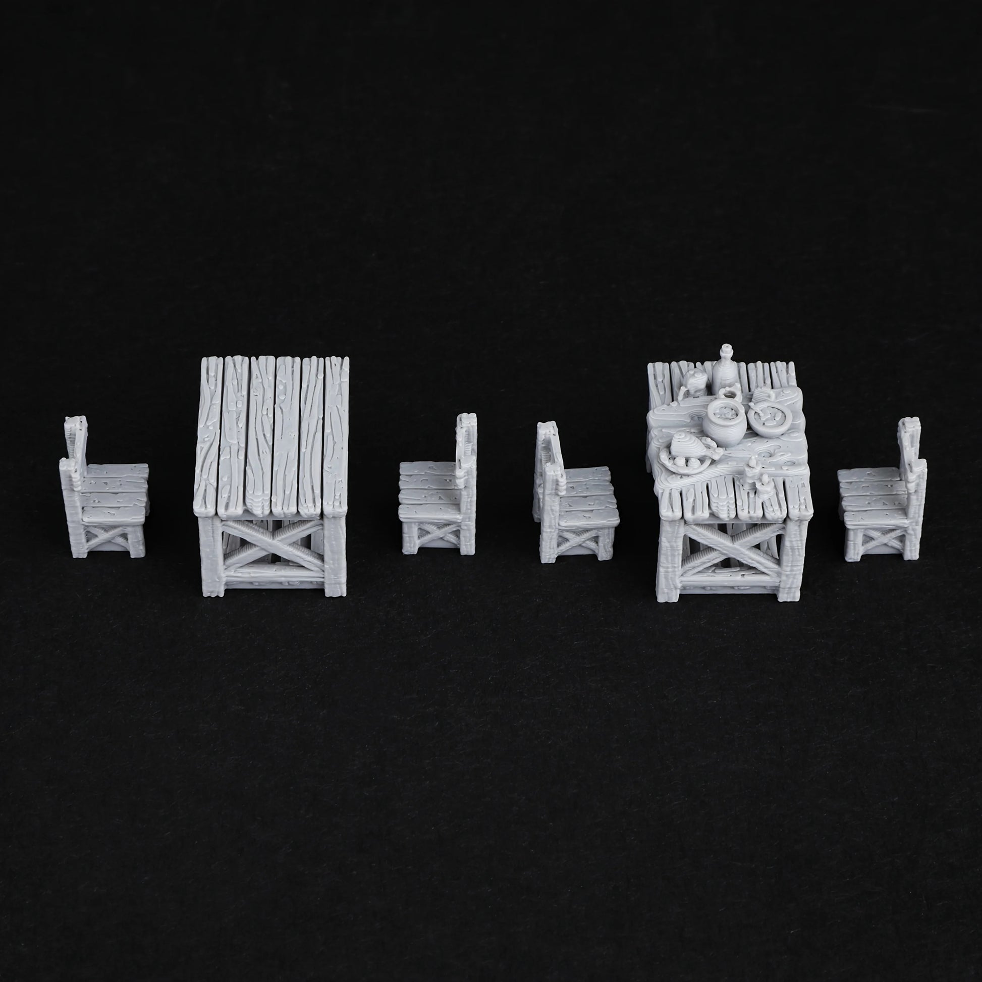 Miniatura di terrain per gioco di ruolo: tavolo rustico con mobili da pranzo, perfetto per giochi tabletop, di Otaku Family Store Online.
