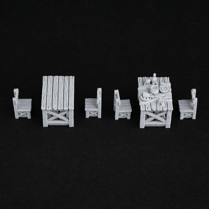 Miniatura di terrain per gioco di ruolo: tavolo rustico con mobili da pranzo, perfetto per giochi tabletop, di Otaku Family Store Online.