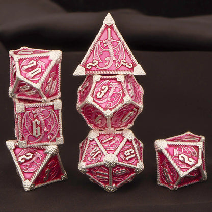 Set di 7 dadi poliedrici in metallo per Dungeons & Dragons, gadget da gioco con numeri impressi, ottimo per appassionati di ruolo.