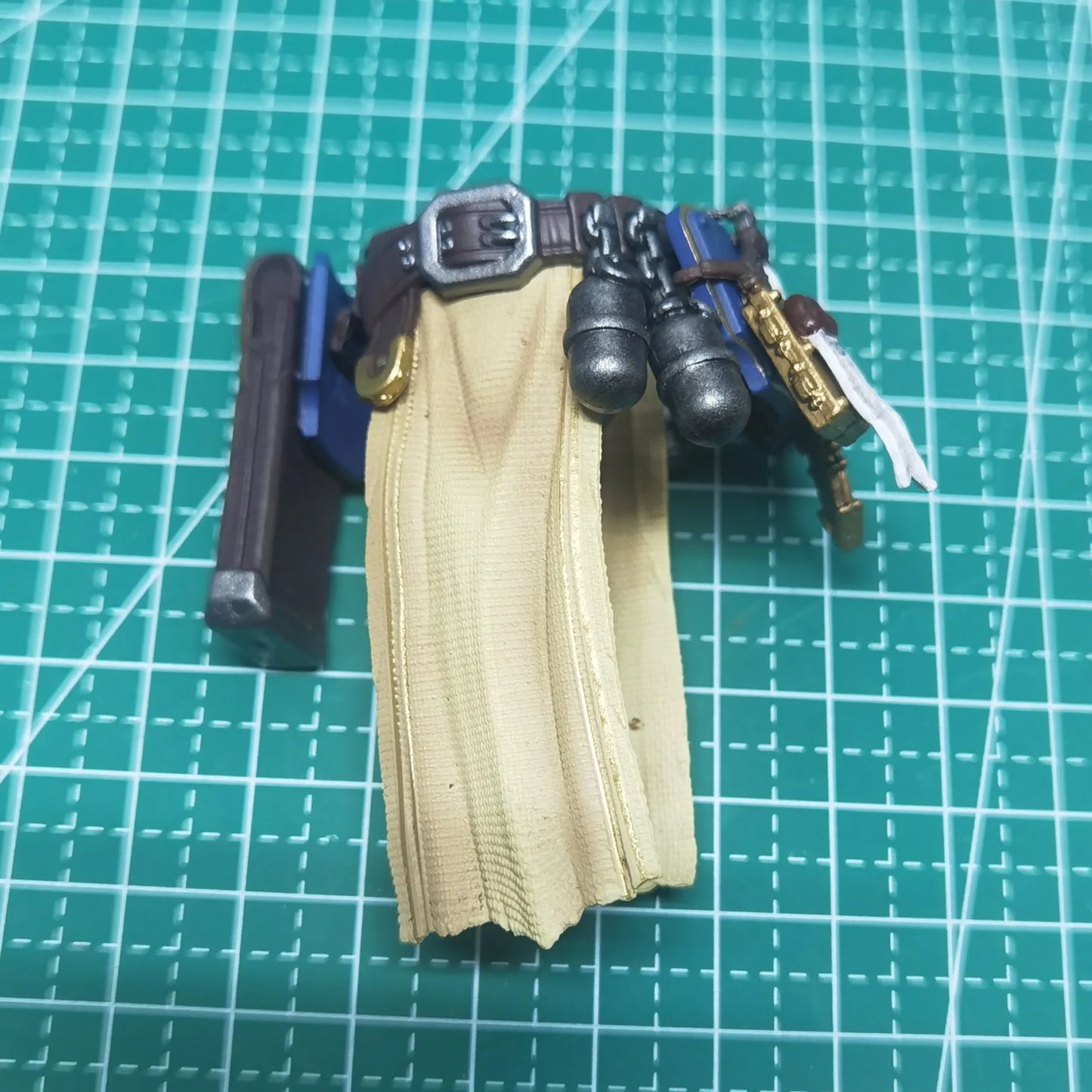 Figura d'azione Ultramarines Warhammer JOYTOY 1/18 con ascia energetica, scudo e pistola al plasma, dettagli realistici.