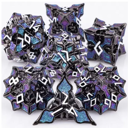 Set di 7 dadi poliedrici in metallo per giochi di ruolo D&D, parte della collezione mista Otaku Family Store Online.