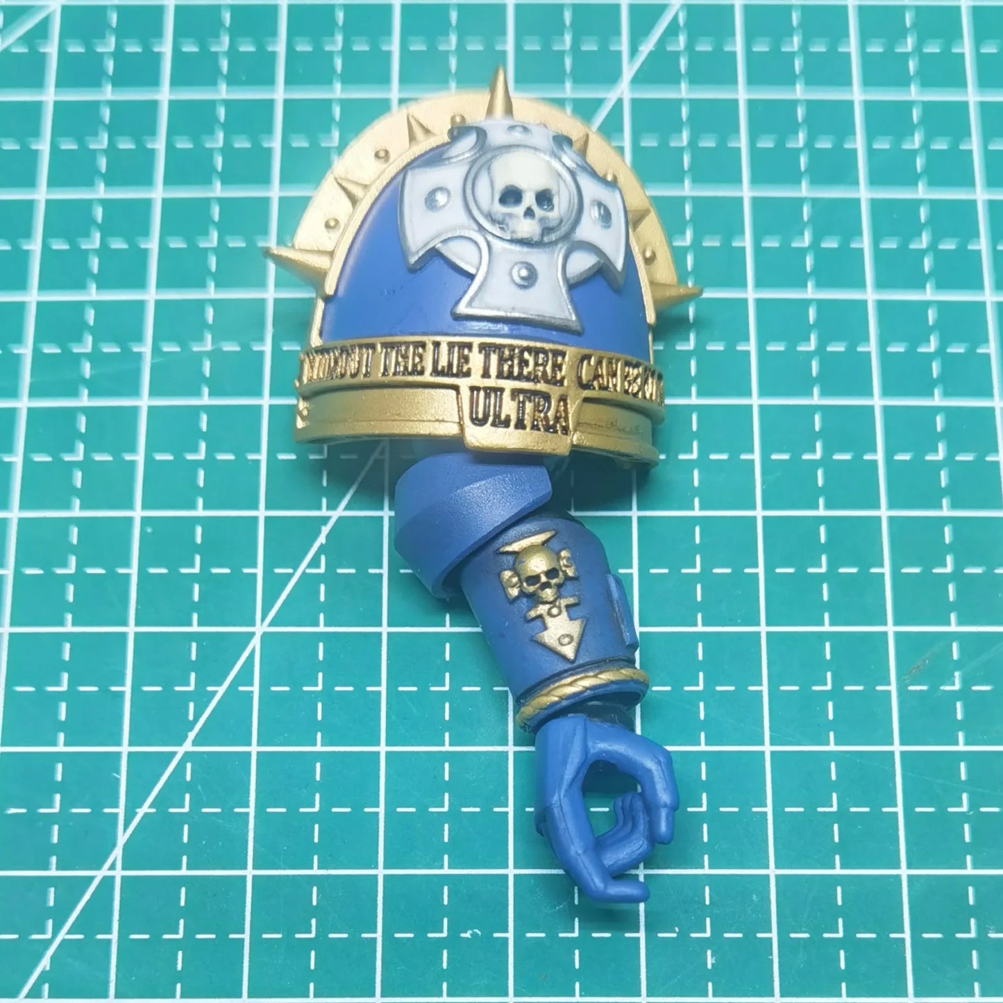 Action figure Warhammer Ultramarines Metaurus con ascia power, scudo da tempesta e pistola al plasma, modello di alta qualità.