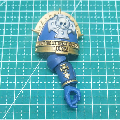 Action figure Warhammer Ultramarines Metaurus con ascia power, scudo da tempesta e pistola al plasma, modello di alta qualità.