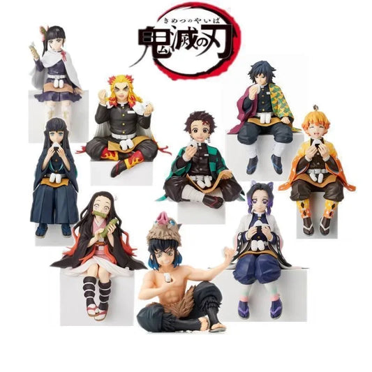 Action figure Demon Slayer con Tanjirou, Tomioka, Giyuu, Zenitsu e Nezuko, personaggi anime in pose dettagliata.