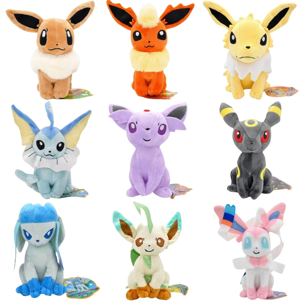 Set completo di peluche Pokémon Eevee e famiglia, include Sylveon, Umbreon, Vaporeon, Flareon e Pikachu, morbidi e colorati.