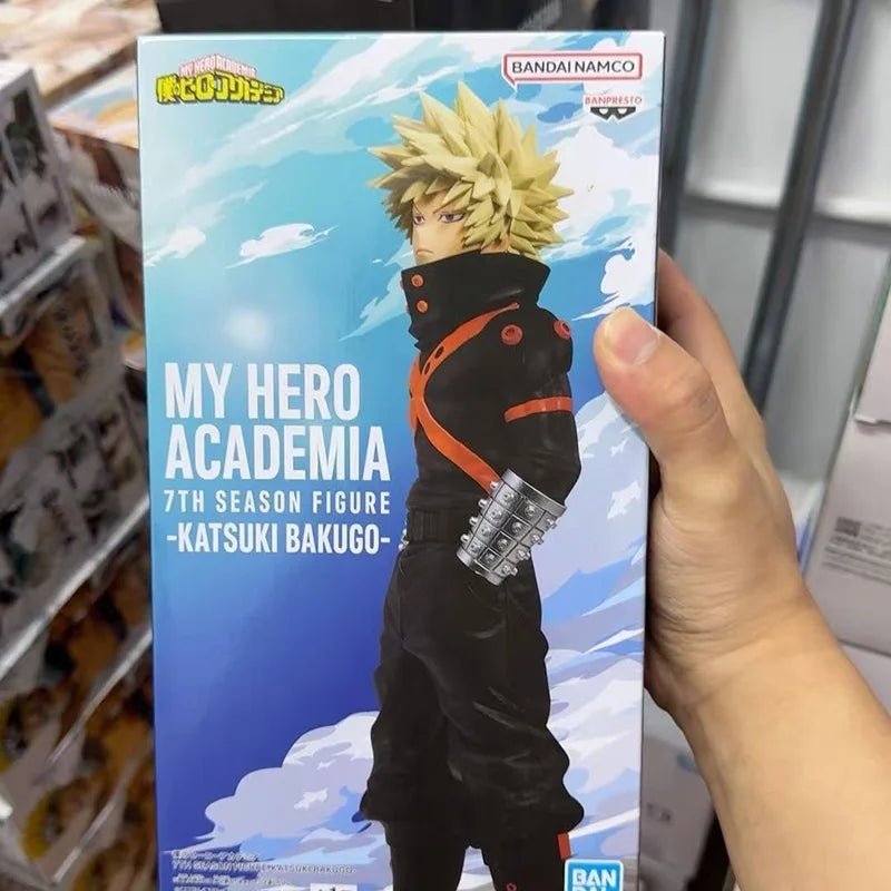 Figura d'azione Katsuki Bakugo di My Hero Academia 7ª stagione, marca Bandai BANPRESTO, dettagliata e realistica.