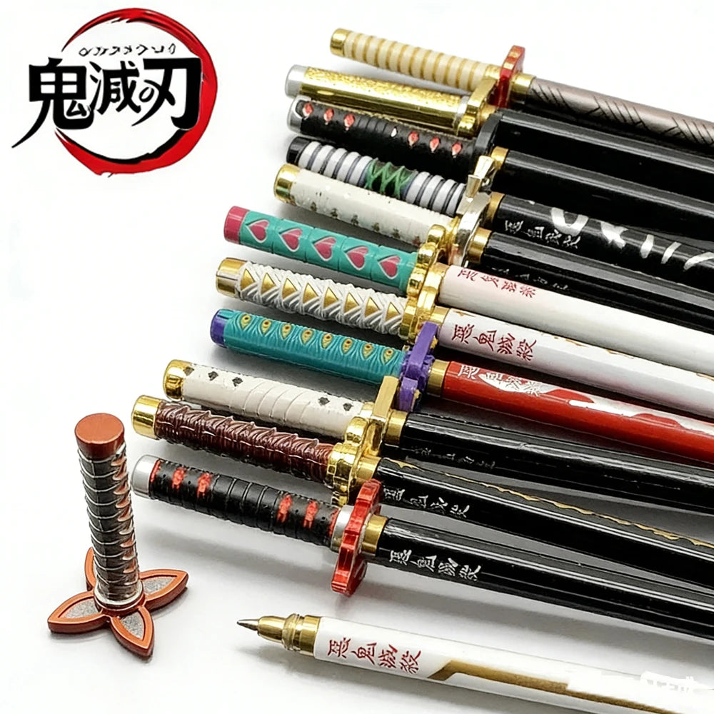 Penna gel modello Demon Slayer in stile anime giapponese, con ricarica nera da 0.5mm, perfetta come gadget cosplay e regalo per studenti.