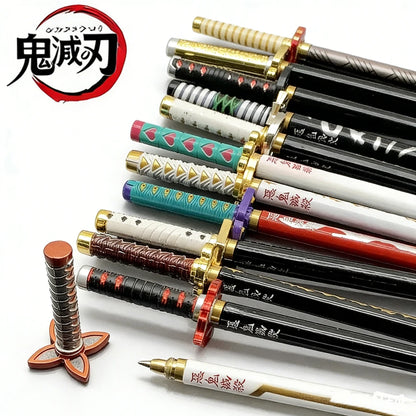 Penna gel modello Demon Slayer in stile anime giapponese, con ricarica nera da 0.5mm, perfetta come gadget cosplay e regalo per studenti.