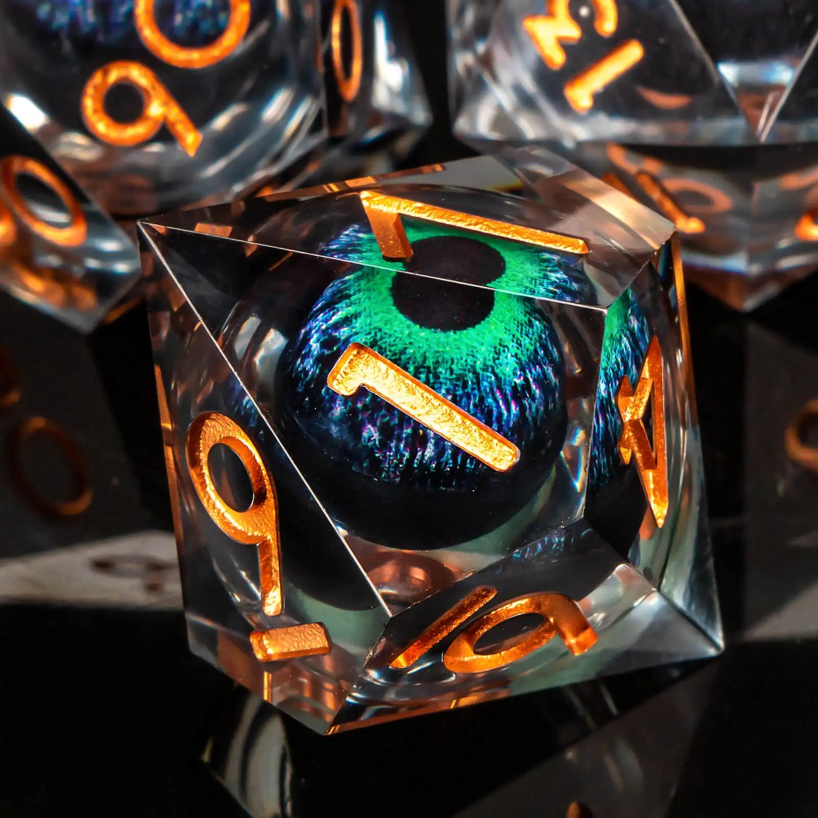 Set di dadi Dragon Eye con bordi affilati e nucleo liquido, ideale per giochi di ruolo come D&D e Pathfinder, di Otaku Family Store.