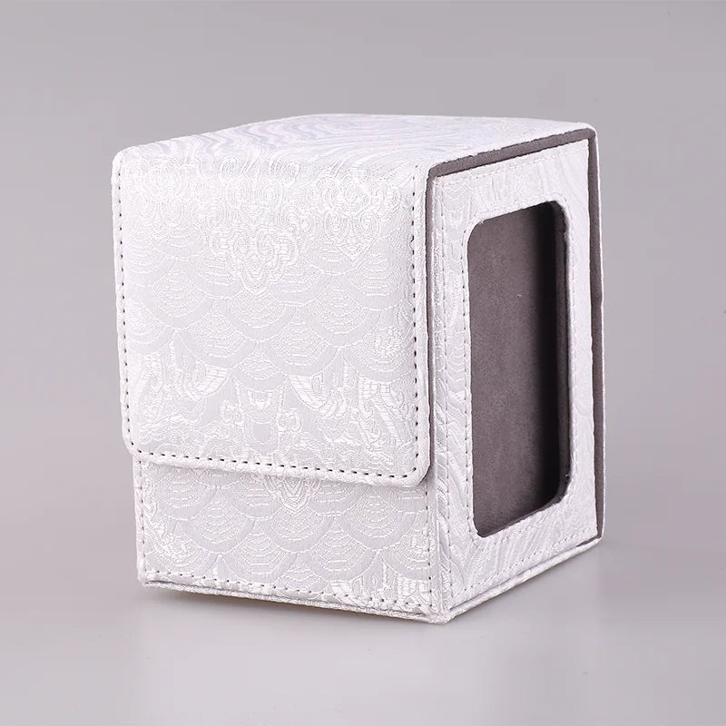 Box porta carte Otaku Family Store con finestra trasparente, capacità 120+ per carte TCG, design pratico e resistente.