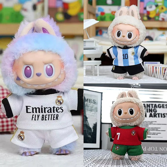 Accessori Labubu di 17 cm per V1, V2 e V3, abbigliamento designer di Otaku Family Store, mostrati in primo piano nell'immagine.