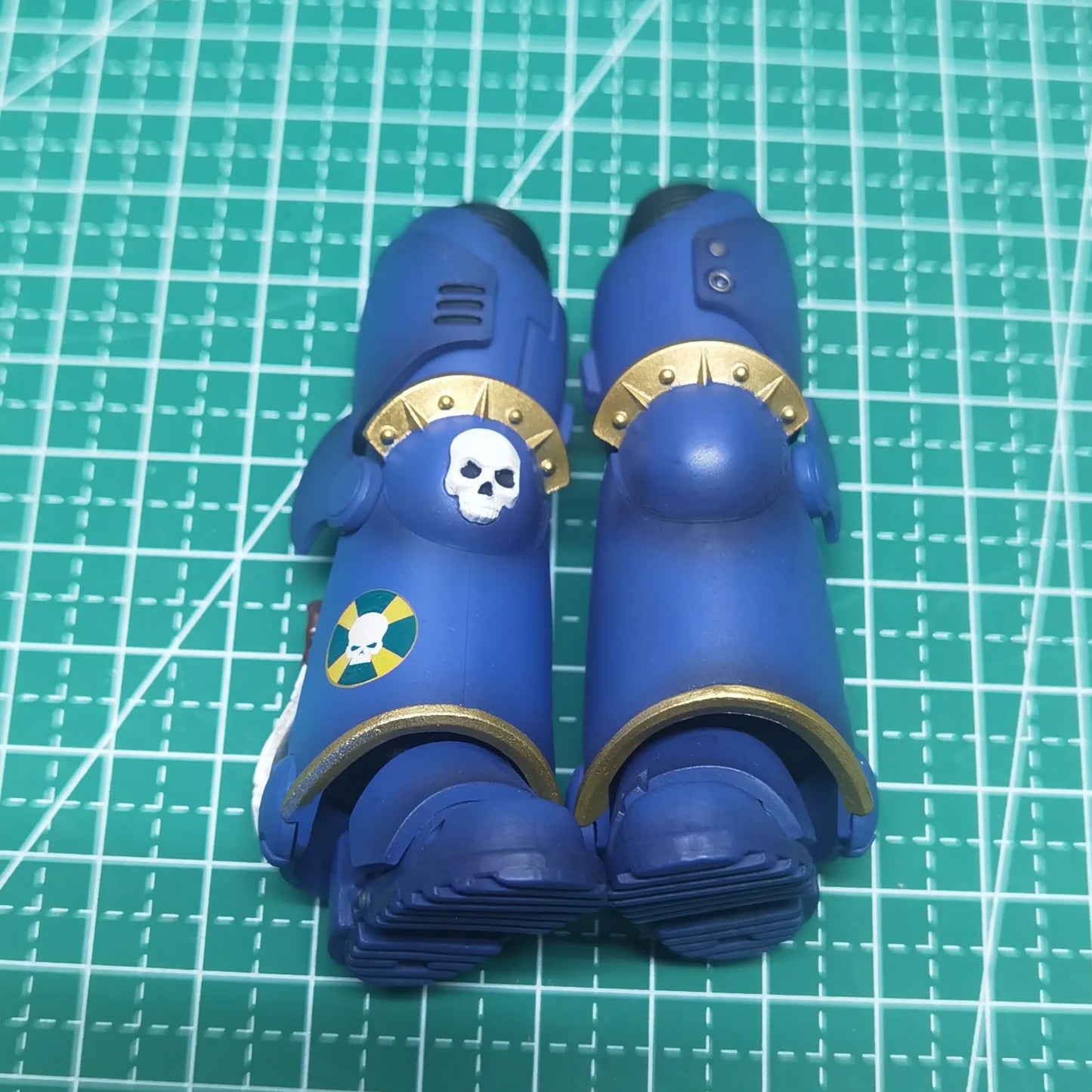 Action figure Warhammer Ultramarines Metaurus con ascia, scudo e pistola al plasma, modello di alta qualità in rilievo.