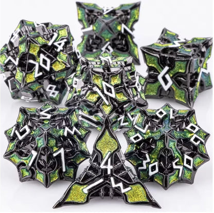 Set di 7 dadi poliedrici in metallo della collezione mista di Otaku Family Store, ideale per giochi di ruolo D&D.