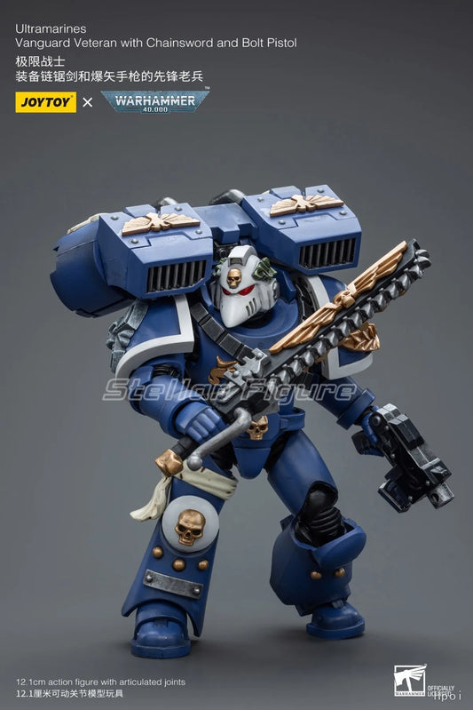 Figura d'azione Warhammer Ultramarines Vanguard Veteran con chainsword e boltpistola, dettagliata e perfetta per collezionisti.