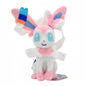 Set completo di peluche Pokémon della famiglia Eevee, include Sylveon, Umbreon, Vaporeon, Flareon e Pikachu, morbidi e adesivi.