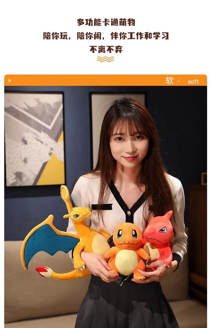 Peluches Pokémon Pikachu, Charizard, Gengar, Squirtle, Espeon, Glaceon e Umbreon, gadget morbidi e colorati.