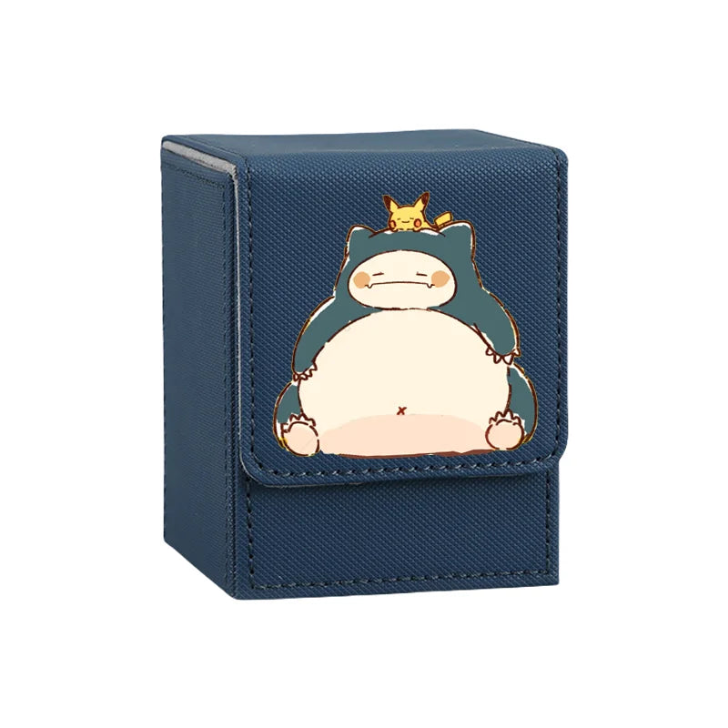 Scatola di carte collezionabili Pokémon con personaggi come Bulbasaur, Blastoise, Gengar, Venusaur e Dragonite, stile cartone animato.