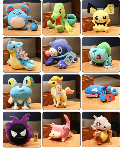 Peluches Pokémon Pikachu, Charizard, Gengar, Squirtle, Espeon, Glaceon e Umbreon, gadget morbidi e colorati.