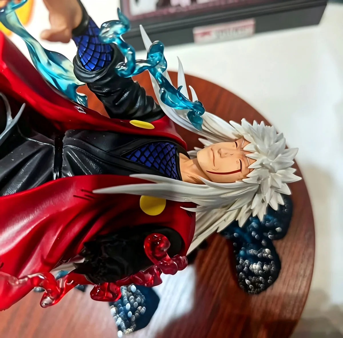 Figura d'azione Jiraiya di Naruto, modello 1/6, altezza 25cm con dettagli realistici e vestiti iconici in posa dinamica.