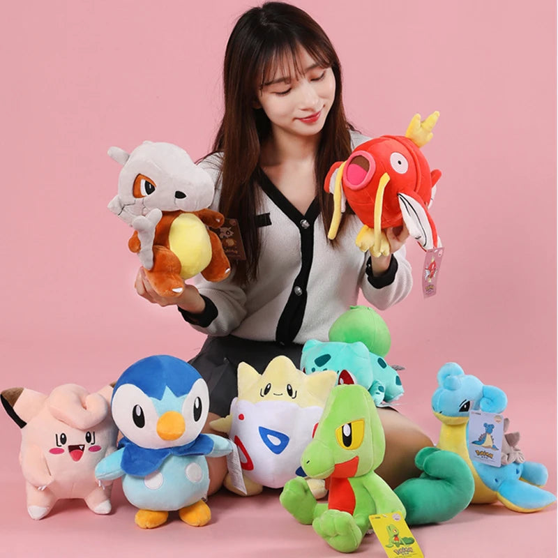 Peluche Pokémon Gengar, Mimikyu, Pikachu e Charizard, gadget morbido e colorato, perfetto per collezionisti e fan dei Pokémon.